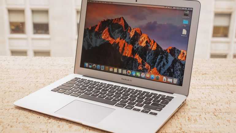 Uçaktan Düşen MacBook Air Hala Çalışıyor